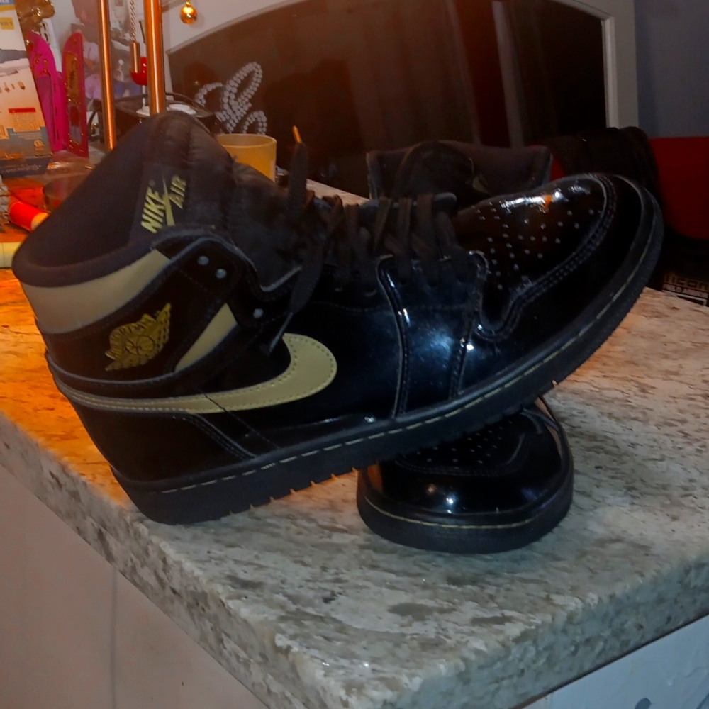 Jordan 1 High Black Metallic Gold